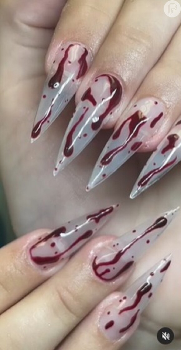 Unhas decoradas com esmalte imitando sangue: essa nail art é ideal para despertar seu lado vampiro