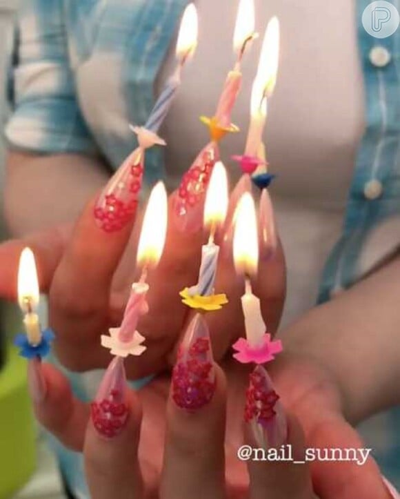 Unhas decoradas com tema 'aniversário' ganharam até velas de verdade