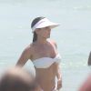 Deborah Secco exibe boa forma em praia do Rio de Janeiro