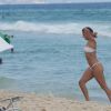 Deborah Secco exibe boa forma em praia do Rio de Janeiro