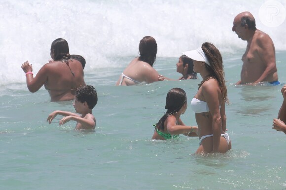 Deborah Secco se diverte com familiares e amigos dentro do mar em praia do Rio de Janeiro