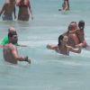 Deborah Secco se diverte com familiares e amigos dentro do mar em praia do Rio de Janeiro