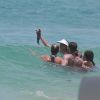 Deborah Secco tira foto com amigos dentro do mar