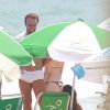 Deborah Secco encontra com o ex-marido, Roger, em praia do Rio de Janeiro