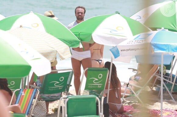 Deborah Secco conversa com o ex-marido, Roger, em praia do Rio de Janeiro