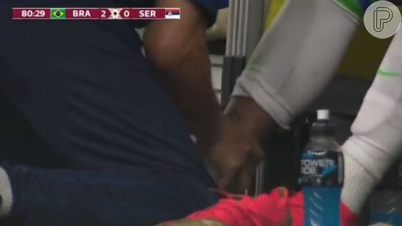 Neymar saiu do campo choanod devido à lesão