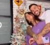 A notícia da gravidez foi dada enquanto Lipe Ribeiro e Dressa Castorino montavam a árvore de Natal