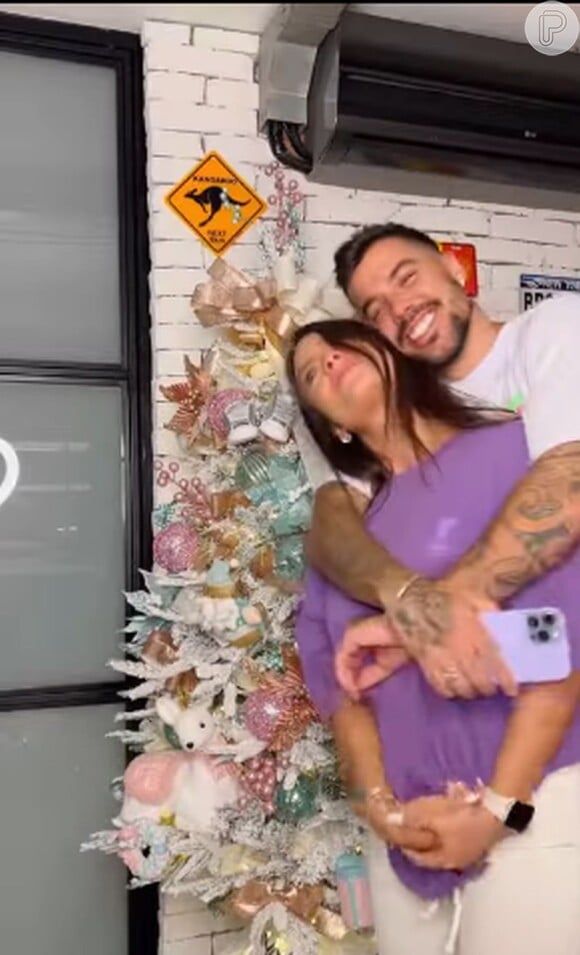 A notícia da gravidez foi dada enquanto Lipe Ribeiro e Dressa Castorino montavam a árvore de Natal