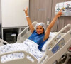 Mileide Mihaile surgiu deitada na cama de um hospital e contou que cirurgia foi um sucesso