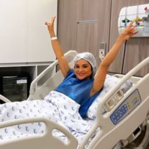 Mileide Mihaile surgiu deitada na cama de um hospital e contou que cirurgia foi um sucesso