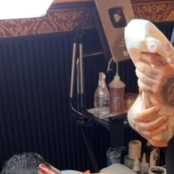 Gusttavo Lima não sentiu dores ao fazer tatuagem gigante graças a um método utilizado pelos tatuadores. 'Pomadinha mágica', brincou o cantor
