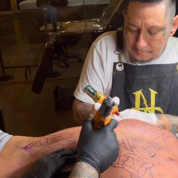 Gusttavo Lima sobre nova tatuagem: 'Há muito tempo que eu queria fazer essa tattoo'