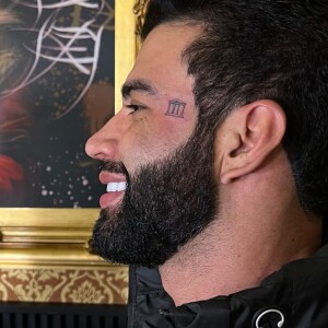 Gusttavo Lima tatuou uma coluna grega no rosto que tem dois significados