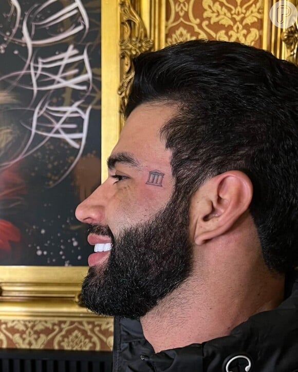 Gusttavo Lima tatuou uma coluna grega no rosto que tem dois significados