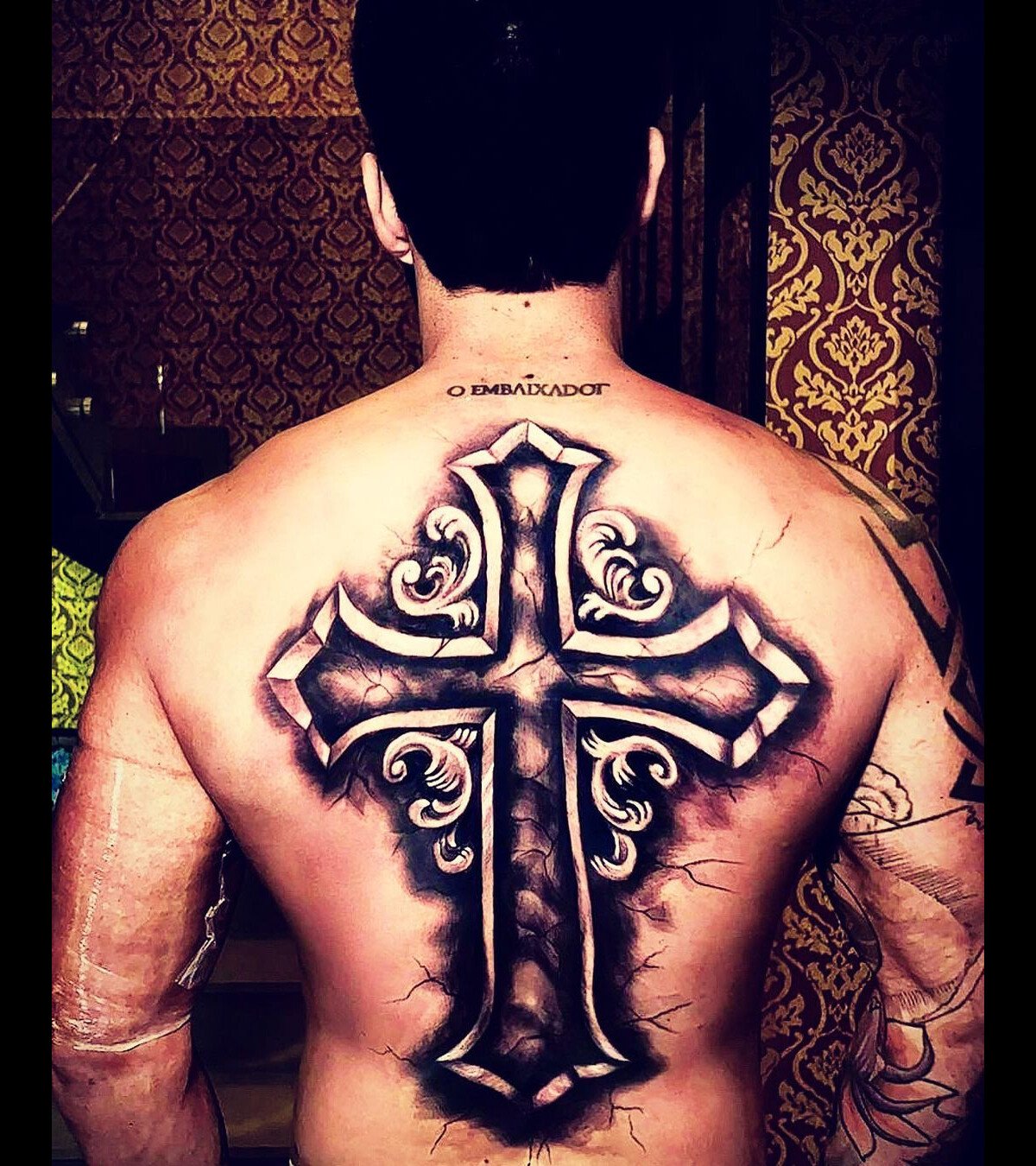 Foto gusttavo lima tatuou uma cruz gigante nas costas purepeople