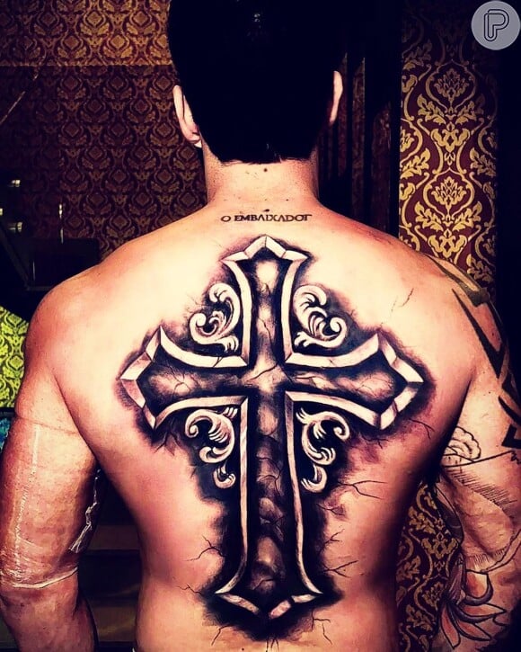 Gusttavo Lima tatuou uma cruz gigante nas costas