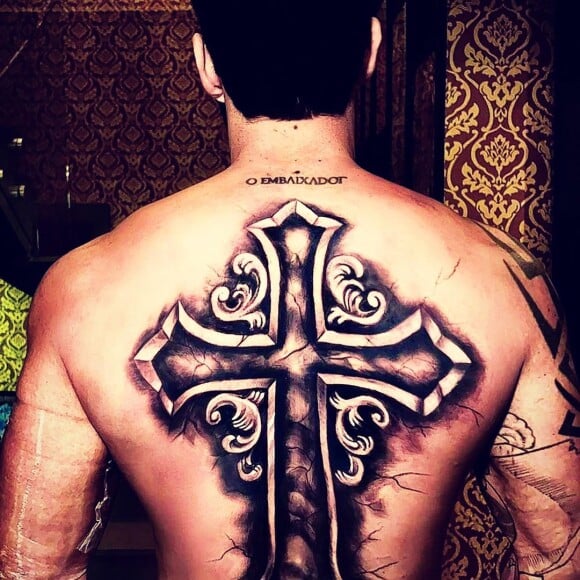 Gusttavo Lima tatuou uma cruz gigante nas costas