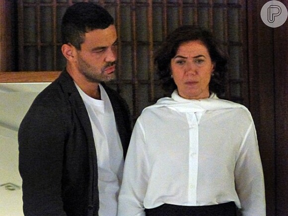 Maurílio (Carmo Dalla Vecchia) pressiona Maria Marta (Lilia Cabral): só paga o advogado para tirar José Pedro (Caio Blat) da prisão se ela se casar com ele, em 'Império', em 10 de janeiro de 2014