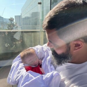 Filha bebê de Juliano Cazarré, Maria Guilhermina tem 5 meses e passou pela 1ª cirurgia logo após o nascimento