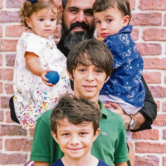 Juliano Cazarré e Letícia Cazarré são pais de Vicente (12 anos), Inácio (de 9), Gaspar (de 3), Maria Madalena (de quase 2 anos) e Maria Guilhermina (de 5 meses)