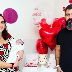 Juliano Cazarré e Letícia Cazarré batizaram a filha caçula, Maria Guilhermina, ainda no hospital