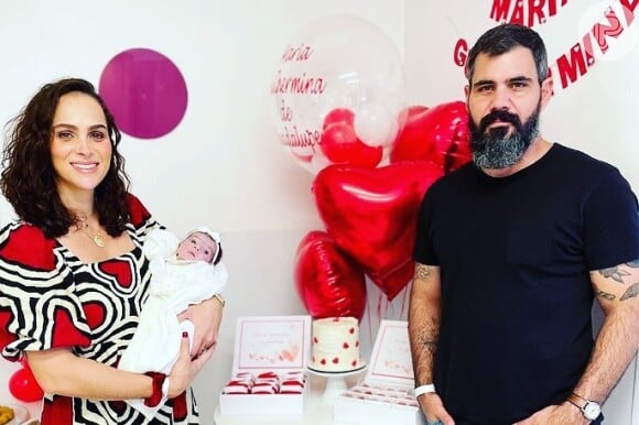 Juliano Cazarré e Letícia Cazarré batizaram a filha caçula, Maria Guilhermina, ainda no hospital