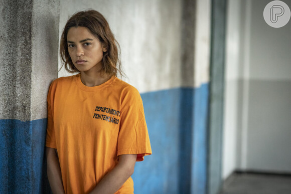 Brisa (Lucy Alves) acabou ficando mais tempo na cadeia ao ser vítima de falso depoimento de Oto (Romulo Estrela) na novela 'Travessia'