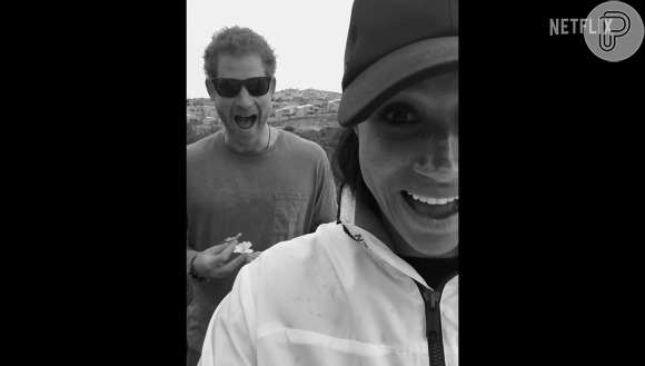 Príncipe Harry e Meghan Markle em rara selfie: o trailer já entrega que haverá uma imersão sobre a especulada e discreta vida íntima do casal