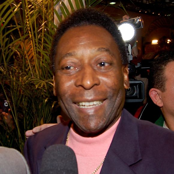 Pelé faz tratamento contra um câncer de colón