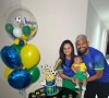 Viviane Araujo e Guilherme Militão mostram animação para a Copa do Mundo com tema de aniversário do filho