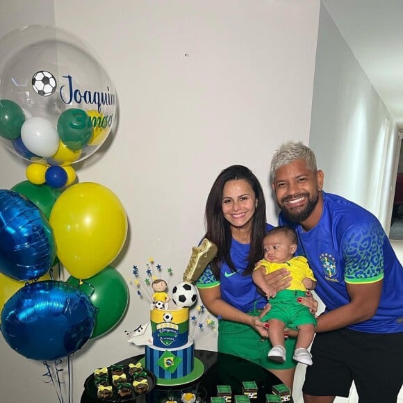 Viviane Araujo e Guilherme Militão mostram animação para a Copa do Mundo com tema de aniversário do filho