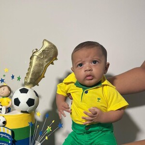 Viviane Araujo e Guilherme Militão escolheram como tema para o aniversário de Joaquim a seleção brasileira