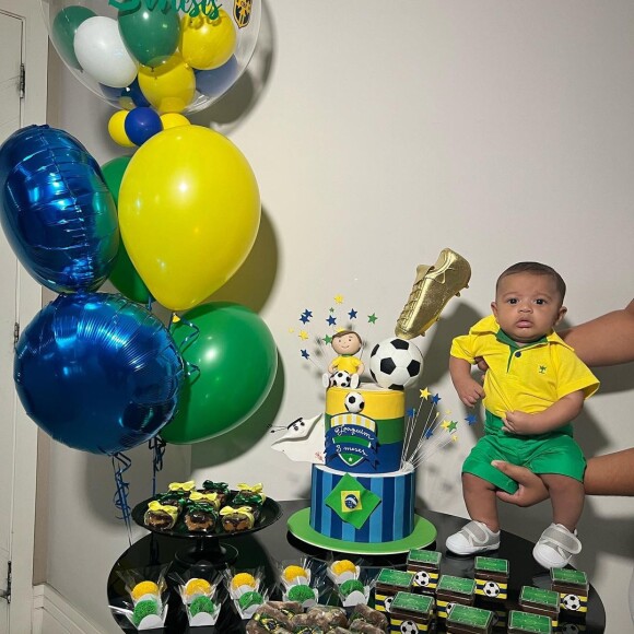 Filho de Vivian Araujo e Guilherme Militão usou as cores do Brasil em mêsversário