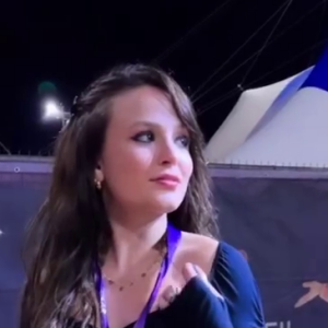 Vestido de Larissa Manoela tem uma fenda lateral com um drapeado