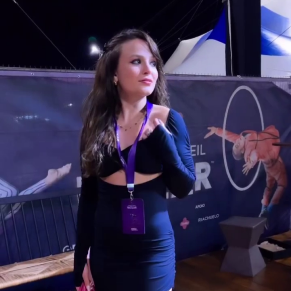 Vestido de Larissa Manoela tem uma fenda lateral com um drapeado