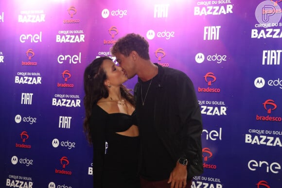 Larissa Manoela e André Luiz Frambach trocaram beijos no red carpet