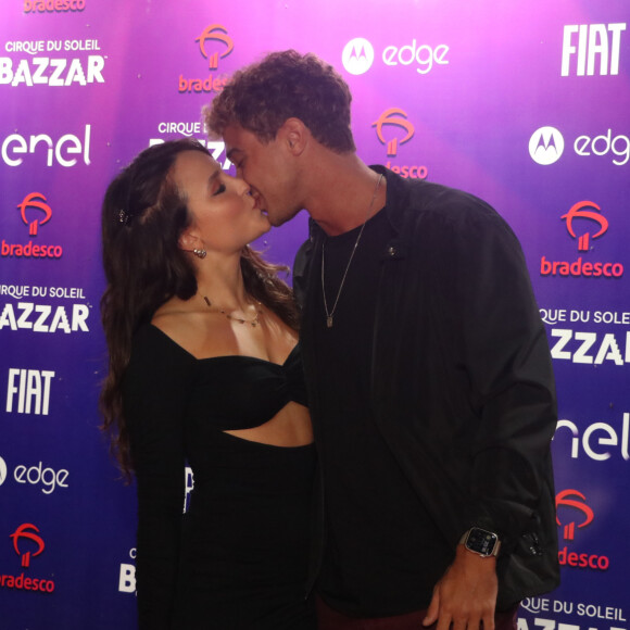 Larissa Manoela e André Luiz Frambach trocaram beijos no red carpet
