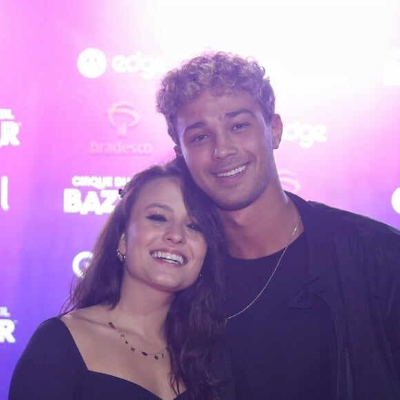 Larissa Manoela foi acompanhada de André Luiz Frambach em evento