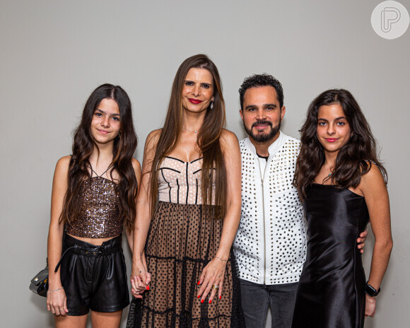 Luciano Camargo com a mulher e filhas nos bastidores do show 'Histórias'