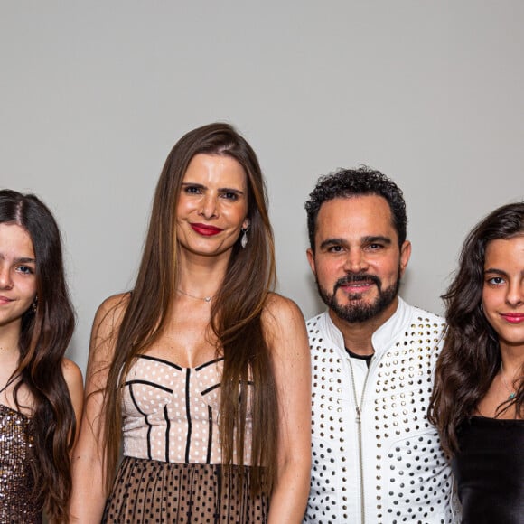 Luciano Camargo com a mulher e filhas nos bastidores do show 'Histórias'