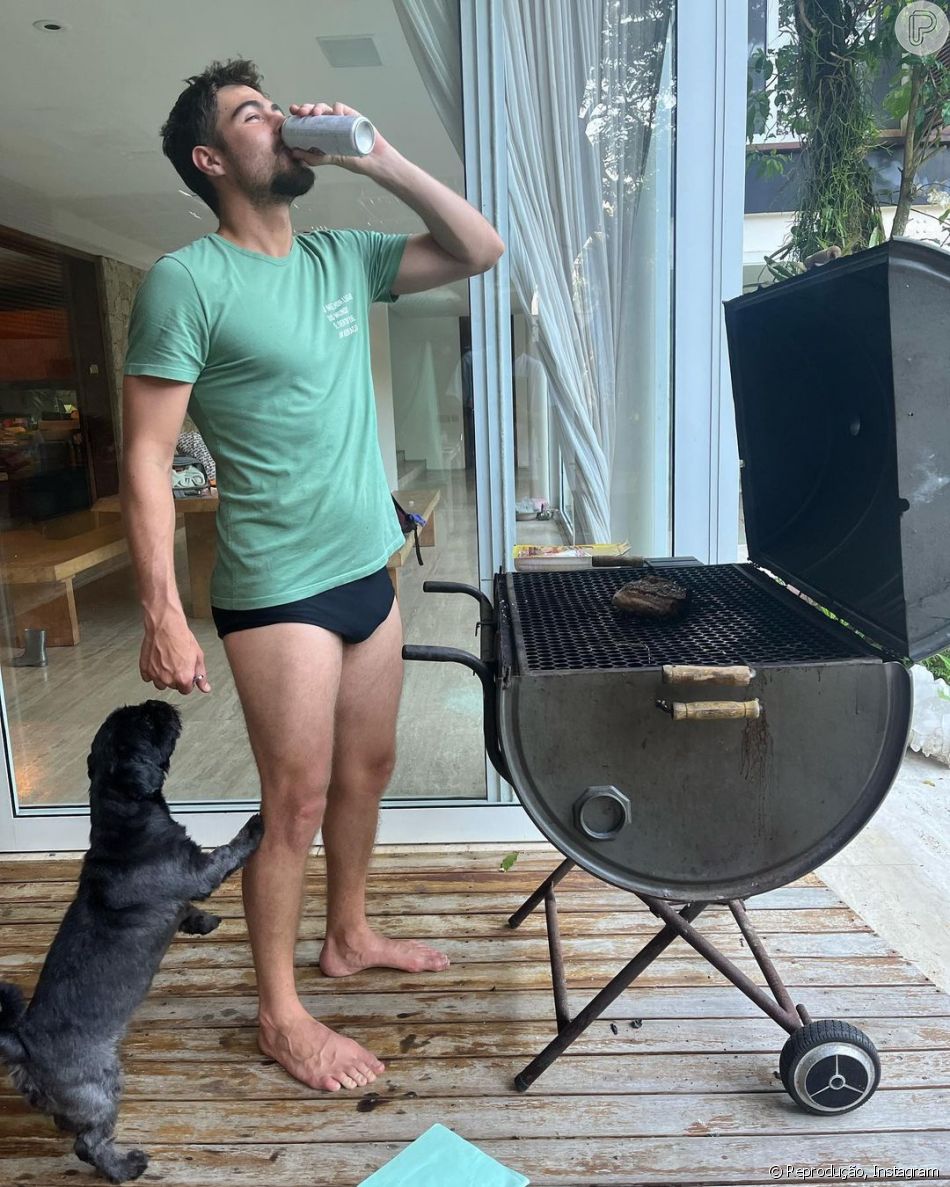 Rafael Vitti faz churrasco só de sunga e volume chama atenção na web ...