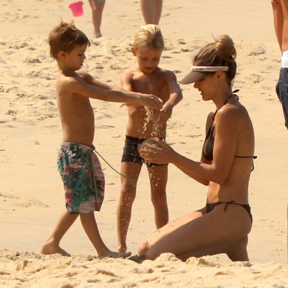 Fernanda Lima costumava ser flagrada com os filhos João e Francisco na praia quando eram crianças