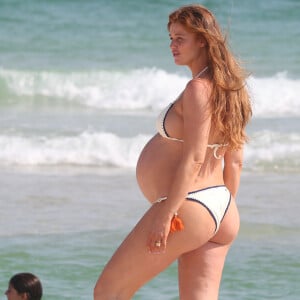 Cíntia Dicker foi à praia da Barra da Tijuca, Zona Oeste do Rio, na reta final de gravidez