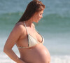 No fim da gravidez, Cíntia Dicker exibe barrigão em praia no Rio de Janeiro