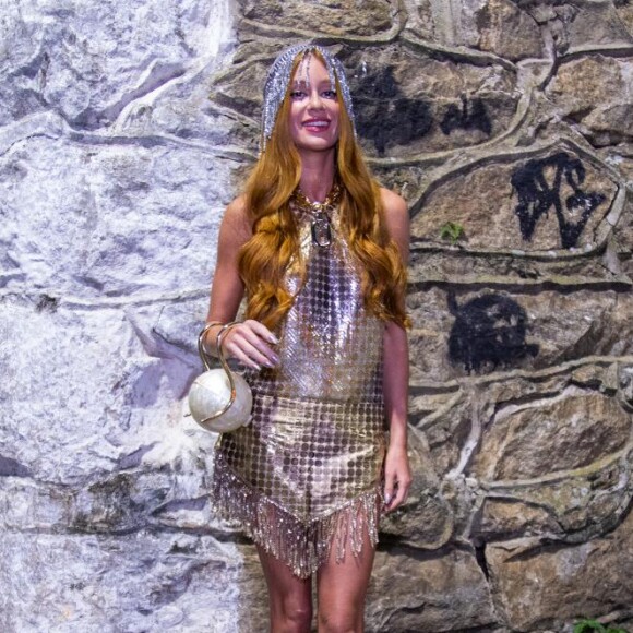Vestido metalizado foi escolhido por Marina Ruy Barbosa para look de Carnaval em baile