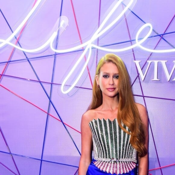 Top colorido e estruturado strapless valorizou colo de Marina Ruy Barbosa