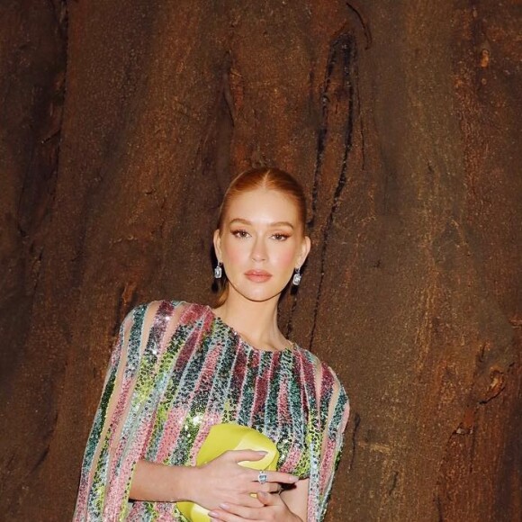 O vestido de festa multicolorido usado por Marina Ruy Barbosa é Elie Saab