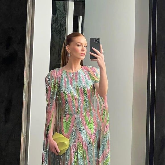 O look multicolorido de moda festa foi mostrado em detalhes por Marina Ruy Barbosa nos Stories