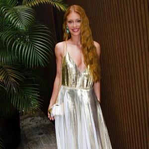 Vestido plissado dourado de Marina Ruy Barbosa está avaliado em R$ 22 mil
