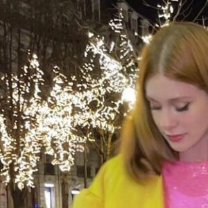 O vestido curtinho de Marina Ruy Barbosa é repleto de paetês: peça entra na trend Barbiecore